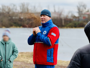 Przedstawiciel służb, podczas pogadanki