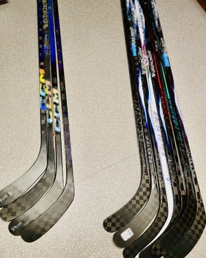 Zdjęcie zabezpieczonych kijów hokejowych