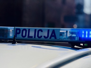 Zdjęcie przedstawia sygnały uprzywilejowane radiowozu policji