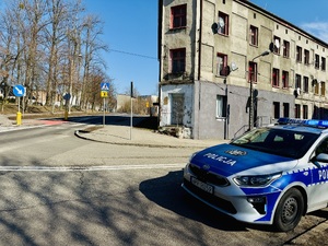 Radiowóz przy oznakowanym przejściu dla pieszych