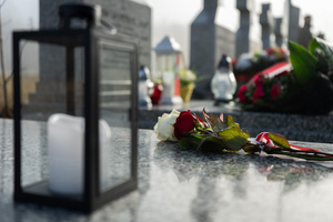 Kwiaty i znicze na nagrobkach