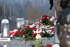 Kwiaty i znicze na nagrobkach