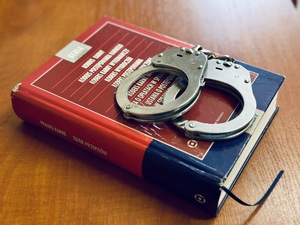 Zdjęcie przedstawia kajdanki na kodeksie