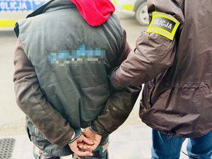 Osoba poszukiwana prowadzona przez policjanta