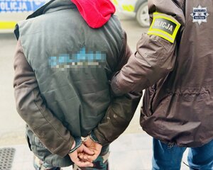 Osoba poszukiwana prowadzona przez policjanta