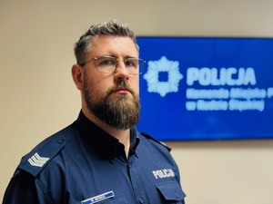 Zdjęcie przedstawia dzielnicowego