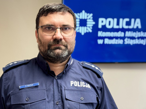 Zdjęcie przedstawia dzielnicowego