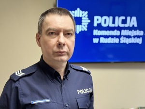 Zdjęcie przedstawia dzielnicowego