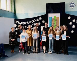 Laureaci i organizatorzy pozują do zdjęcia