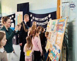 Uczestnicy oglądają prace konkursowe