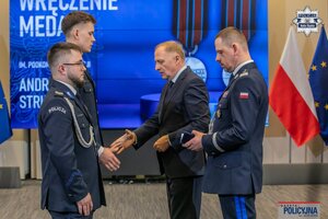 Uhonorowani policjanci otrzymują medale