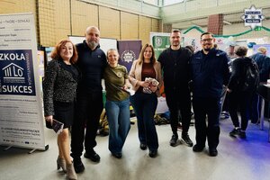 Nauczyciele i policjant pozują do zdjęcia