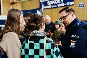 Policjant rozmawia z uczennicami