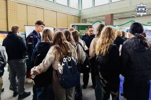 Uczestnicy wydarzenia w trakcie swobodnych rozmów