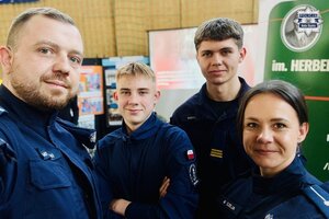 Policjanci z uczniami