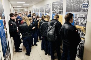 Uczestnicy rozmawiają ze sobą i podziwiają wystawę