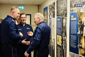 Uczestnicy rozmawiają ze sobą i podziwiają wystawę