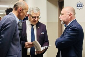 Uczestnicy rozmawiają ze sobą i podziwiają wystawę