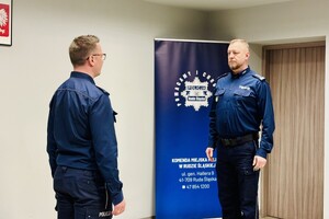 Dowódca uroczystości składa meldunek Komendantowi Miejskiemu Policji