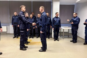 Komendant Miejski Policji składa gratulacje policjantom odznaczonym medalami