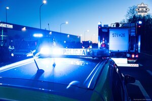 Święcące na niebiesko światła radiowozu