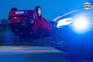 Niebieskie światła radiowozu i pojazd biorący udział w zdarzeniu drogowym