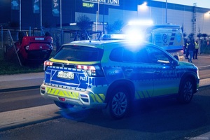 Radiowóz policyjny z świecącymi światłami uprzywilejowanymi