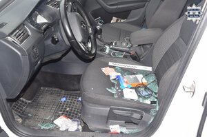 Wnętrze splądrowanego samochodu