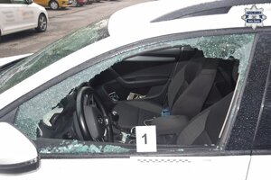 Zbliżenie na rozbita szybę pojazdu