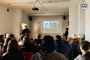 Uczestnicy i policjanci w trakcie debaty