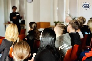 Uczestnicy i policjanci w trakcie debaty