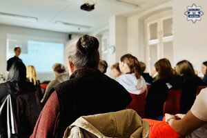 Uczestnicy i policjanci w trakcie debaty