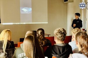 Uczestnicy i policjanci w trakcie debaty