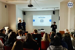 Uczestnicy i policjanci w trakcie debaty