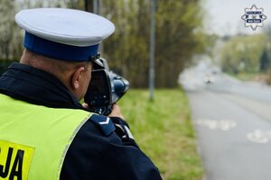 Policjanci w trakcie pomiaru prędkości