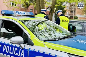 Policjanci podczas kontroli drogowej