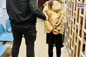 Zatrzymana kobieta w kajdankach na rękach z tyłu