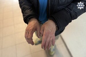 Kajdanki złożone na rękach