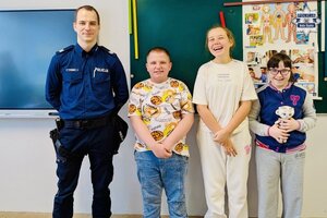 Profilaktyk z uczniami pozuje do zdjęcia