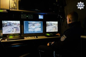 Wnętrze mobilnego centrum monitoringu