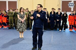 Umundurowany policjant wraz z dyrektorem szkoły podczas uroczystego otwarcia dnia otwartego