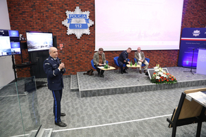 Zdjęcie przedstawia uczestników i przebieg konferencji