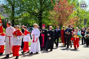Uczestnicy uroczystości podczas przemarszu