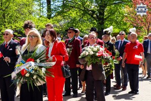 Uczestnicy uroczystości podczas przemarszu