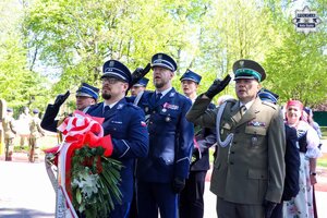 Przedstawiciele służb mundurowych w trakcie hymnu państwowego
