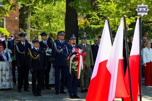Przedstawiciele służb mundurowych oczekują na złożenie kwiatów