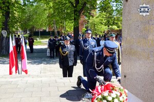 Przedstawiciele służb mundurowych składają kwiaty pod pomnikiem