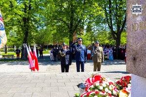 Przedstawiciele służb mundurowych oddają honor pod pomnikiem