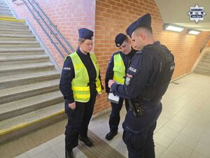 kursanci w terenie z policjantem