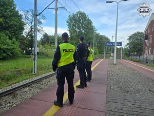 kursanci w terenie z policjantem